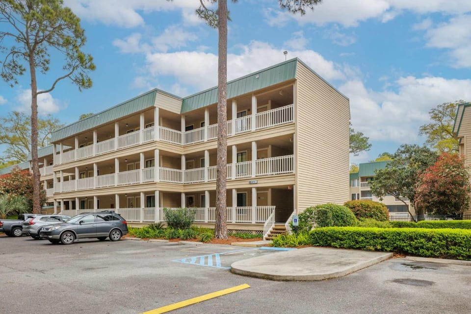 Beach Haven 1BR Steps to Ocean w Pool & Grill Apartment in Hilton Head Island