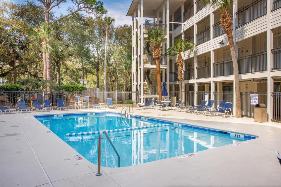 Beachfront Condo with Communal Pool & Ocean Views Villa in South Forest Beach
