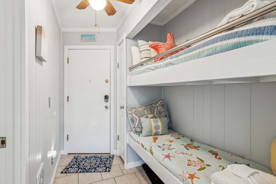Beachfront Condo with Communal Pool & Ocean Views Villa in South Forest Beach