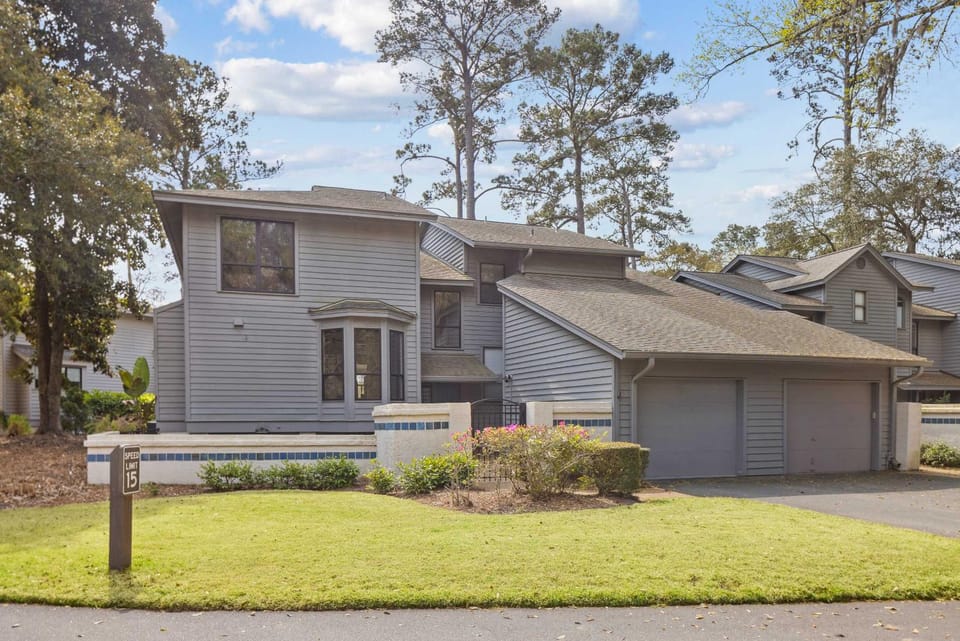 Chic Stay for 6 Near Beach Shops & Golf Course House in Hilton Head Island