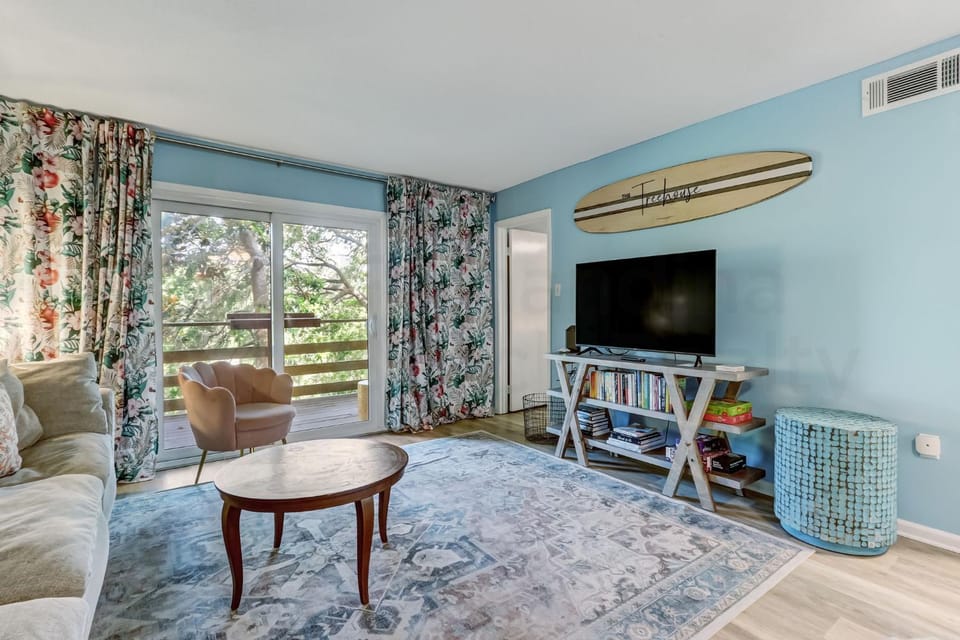 New Listing! Secluded location a few blocks from the beach, easy access by traveling the walkway House in Fernandina Beach