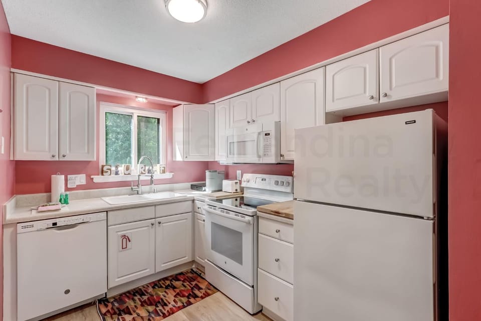 New Listing! Secluded location a few blocks from the beach, easy access by traveling the walkway House in Fernandina Beach