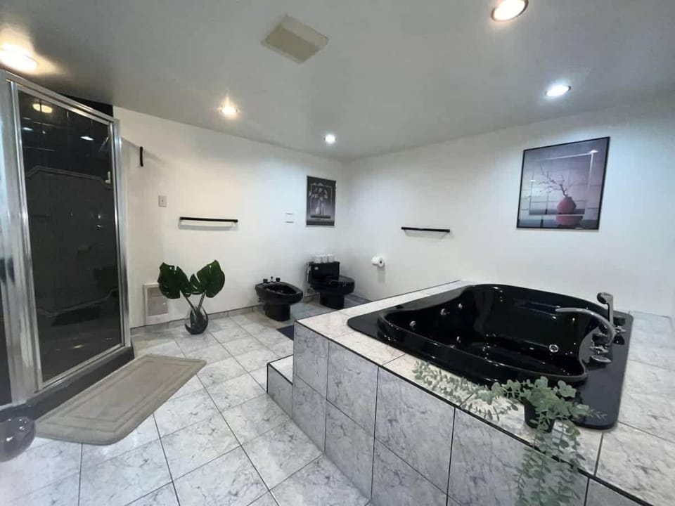 Luxury comforts getaway home House in Brossard