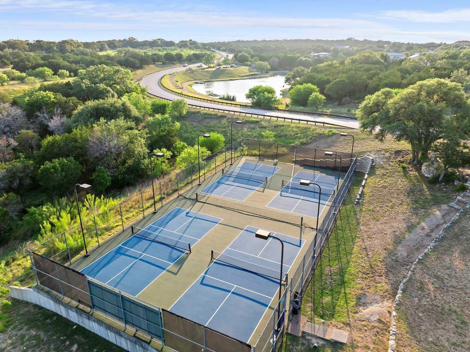 Lake Travis Getaway - Pickleball - Grill - Firepit House in Lake Travis