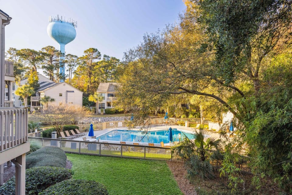 Chic 2 BDR for 6 with Shared Pool Near Harbortown House in Hilton Head Island