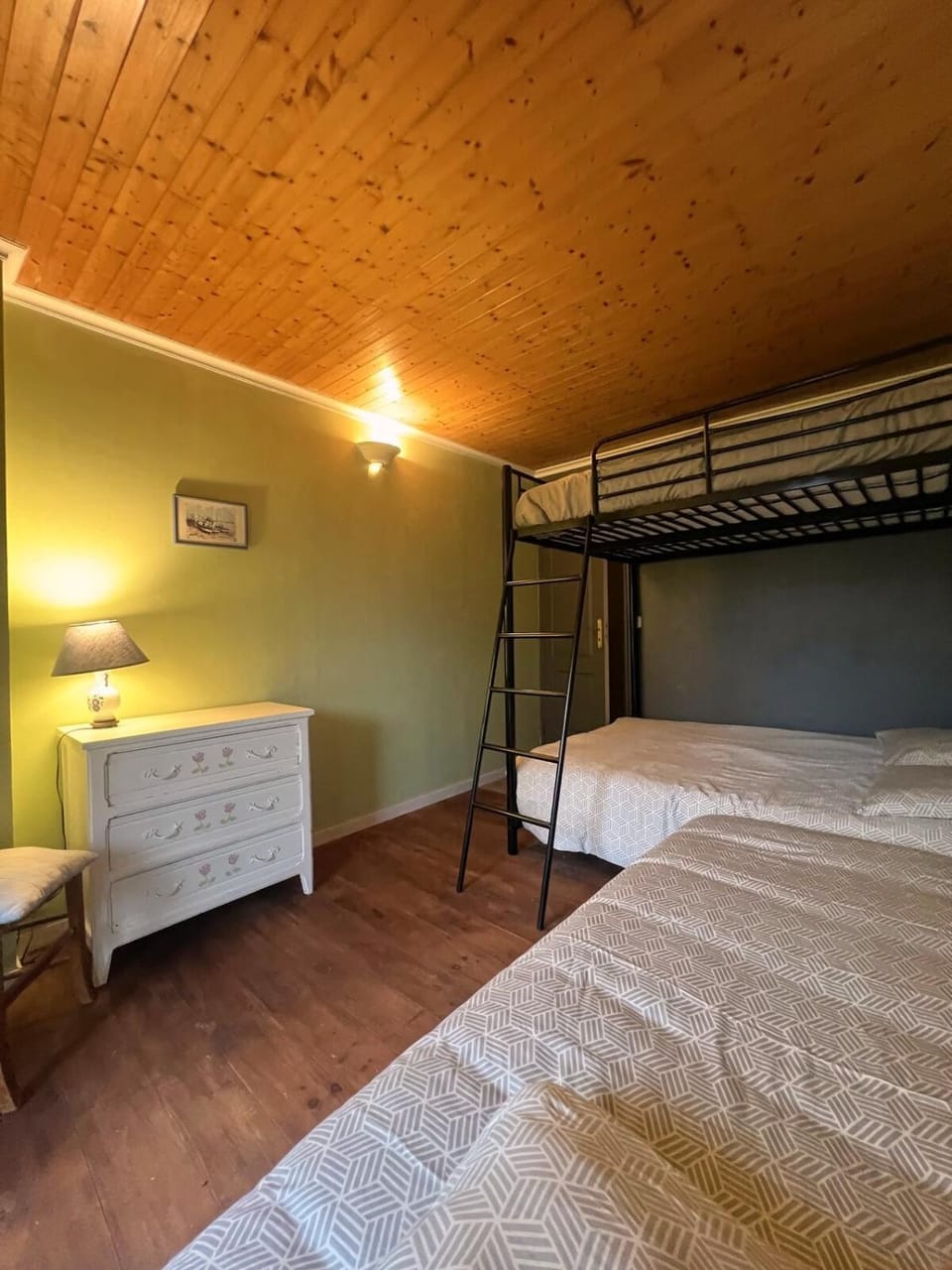 Photo of the whole room, Bedroom, bunk bed