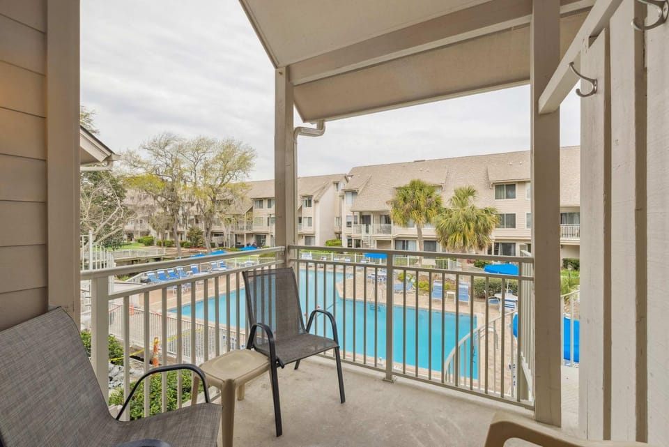 Charming Condo Overlooking Pool Minutes to Beach Villa in South Forest Beach
