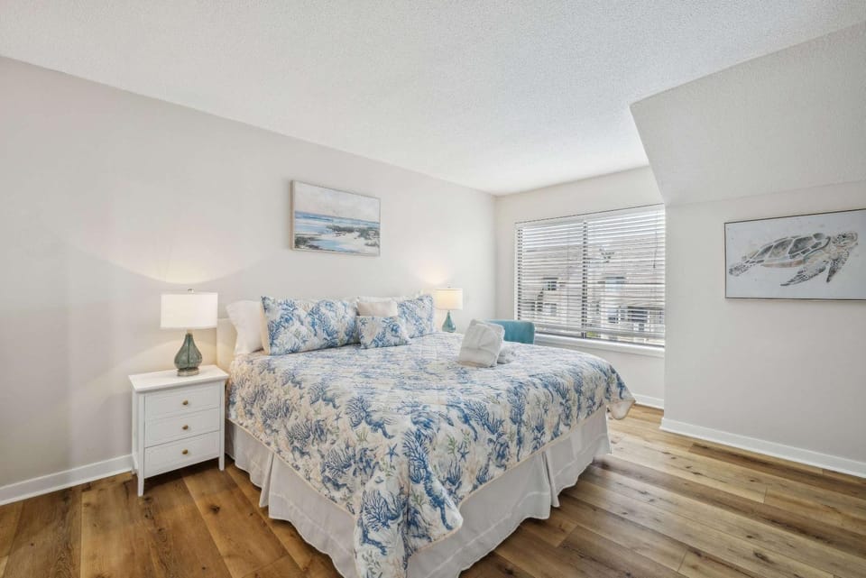 Charming Condo Overlooking Pool Minutes to Beach Villa in South Forest Beach