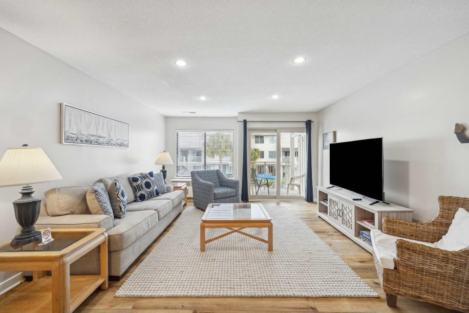 Charming Condo Overlooking Pool Minutes to Beach Villa in South Forest Beach