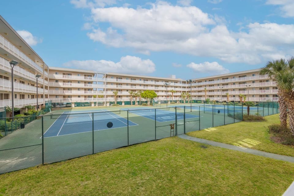 2 BDR with Shared Pool & Tennis Courts Walk to Beach House in Hilton Head Island