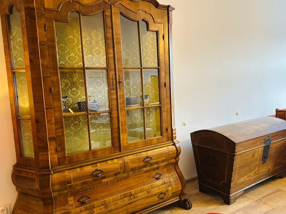 Photo of the whole room, Decorative detail