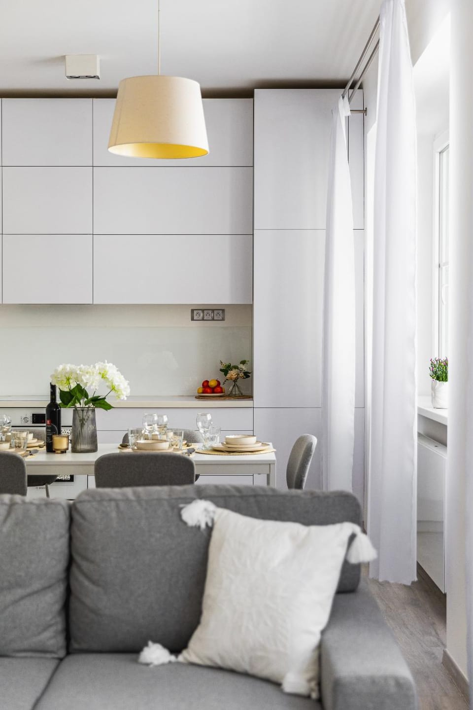 Kitchen or kitchenette, Living room, Seating area, Dining area