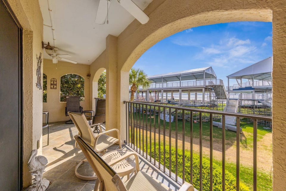 Oceanside Stay - On 18th Hole Near Harbortown Apartment in Hilton Head Island