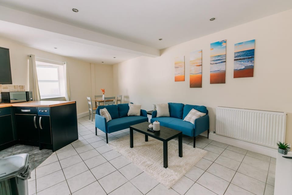 2 Bedroom Flat - 3 Beds - 1 Bath - Parking - Beach and Centre Apartment in Folkestone