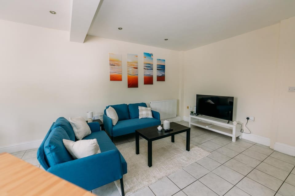2 Bedroom Flat - 3 Beds - 1 Bath - Parking - Beach and Centre Apartment in Folkestone
