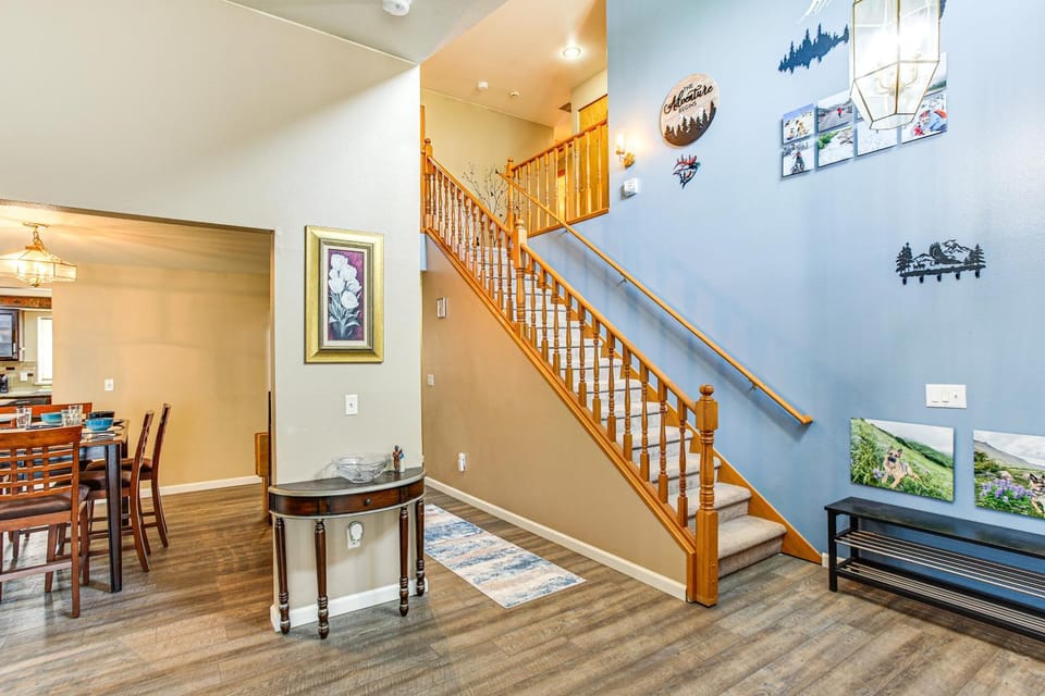 Home Theater and Large Backyard Deck Tacoma Abode! House in Federal Way