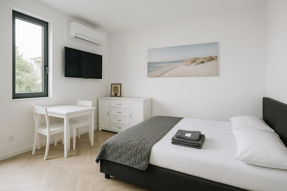 Bed, TV and multimedia, Photo of the whole room