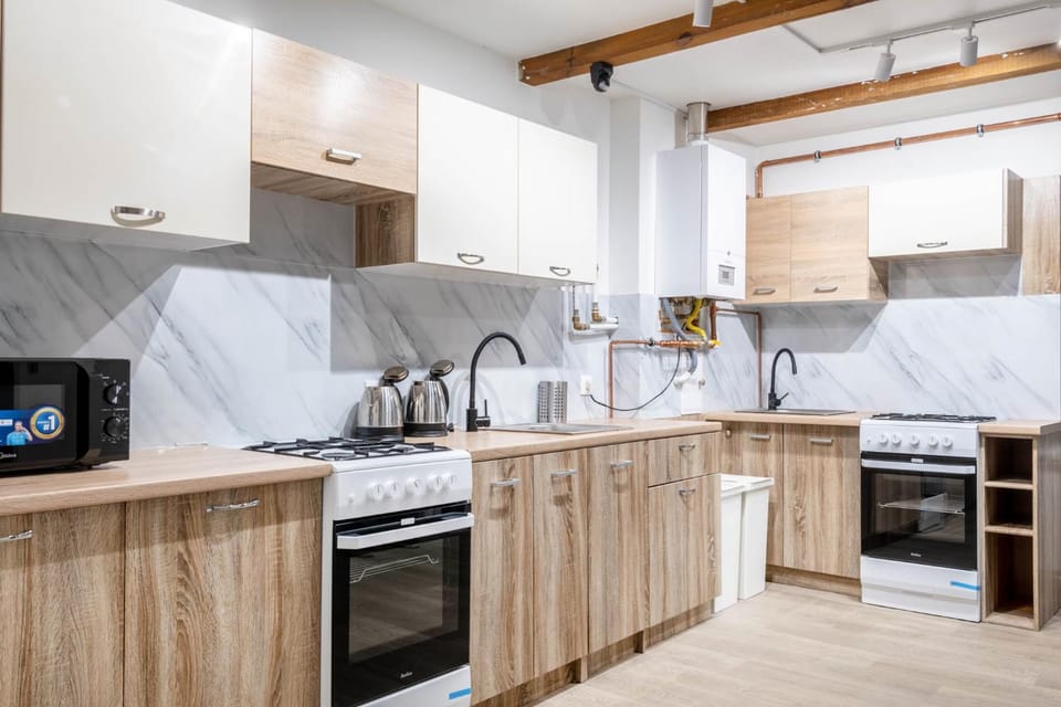 Coffee/tea facilities, Kitchen or kitchenette, oven, stove