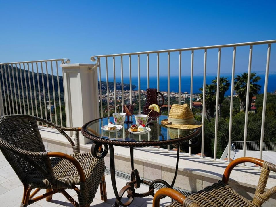 Modern & Private Villa in Unique Location, Pool and Sunset Terrace Villa in Sorrento