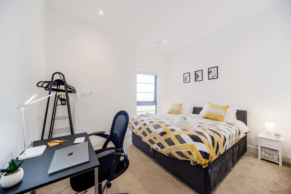 Photo of the whole room, Bedroom