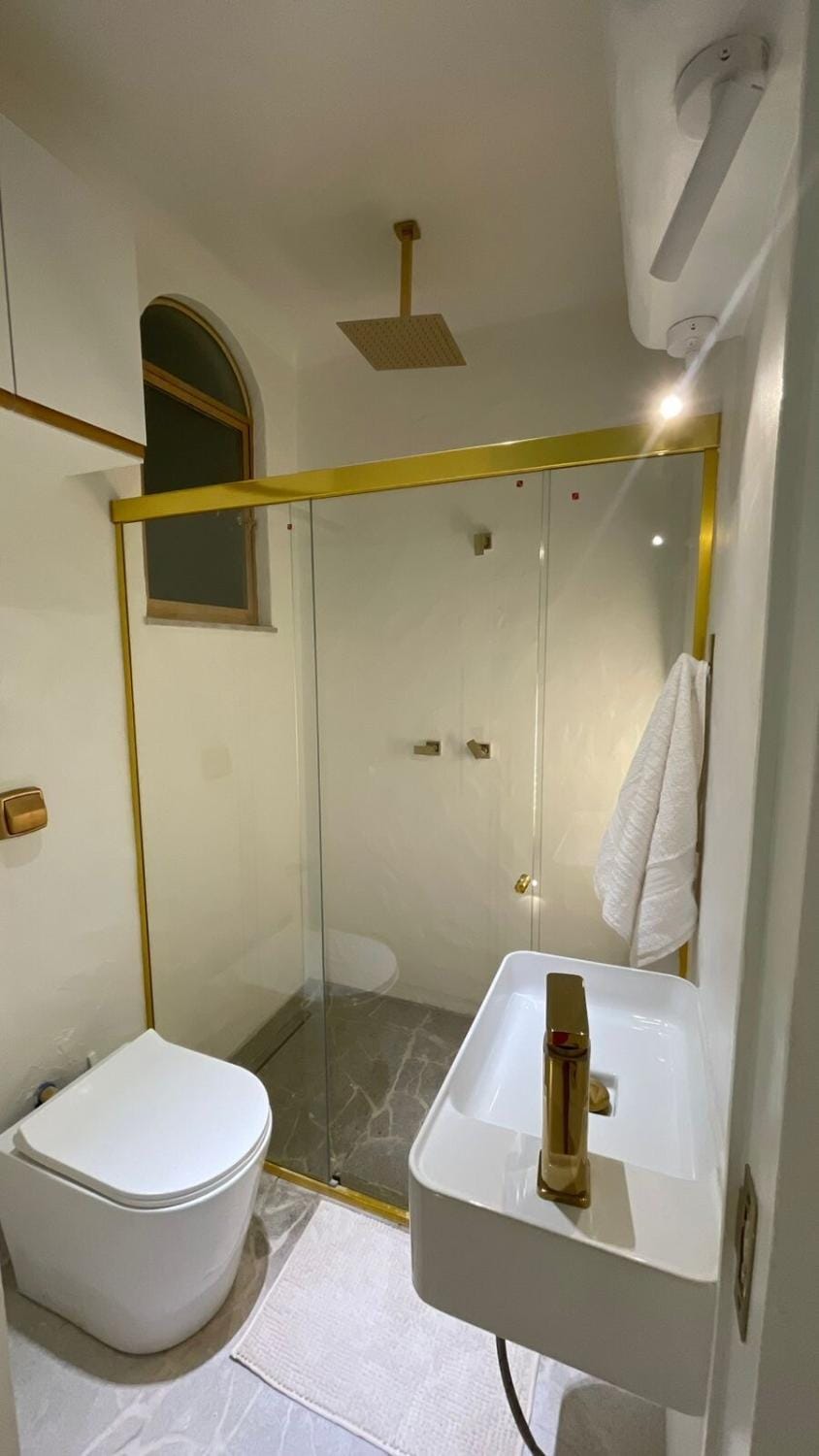 Shower, Toilet