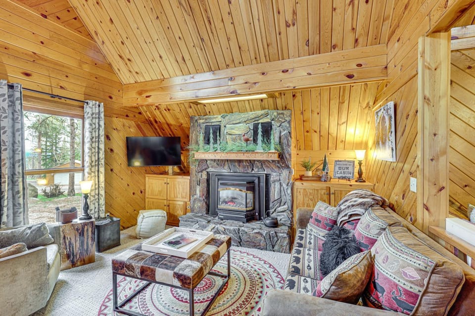 Hot Tub + Arcade Table: Spacious Retreat in Lead House in North Lawrence