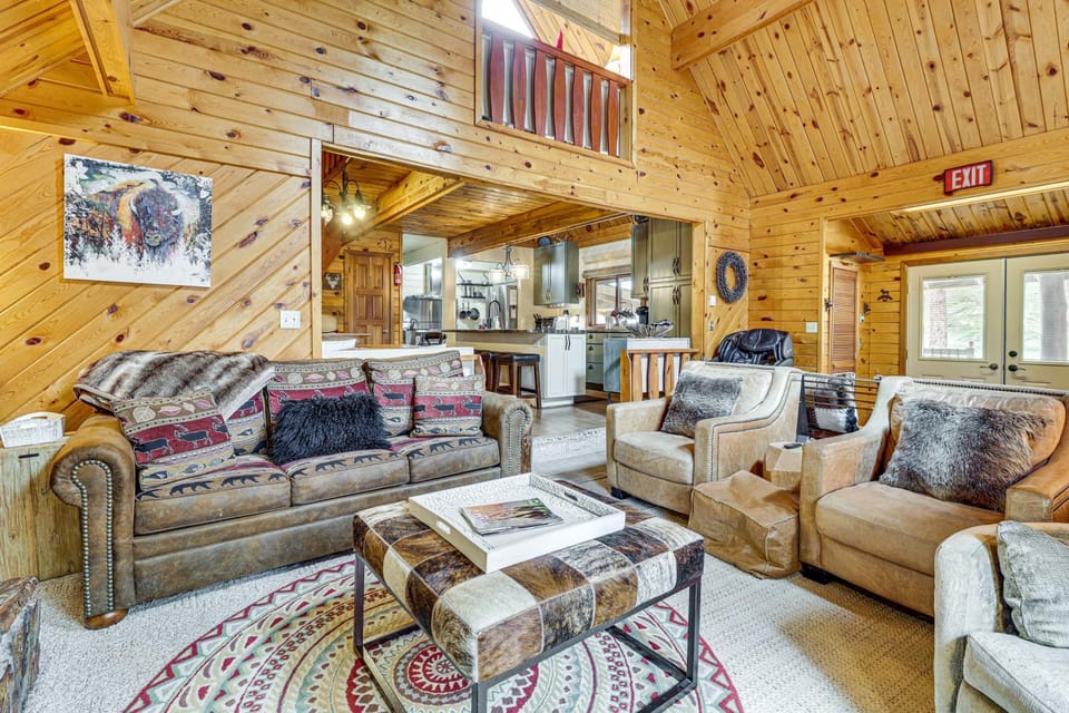 Hot Tub + Arcade Table: Spacious Retreat in Lead House in North Lawrence