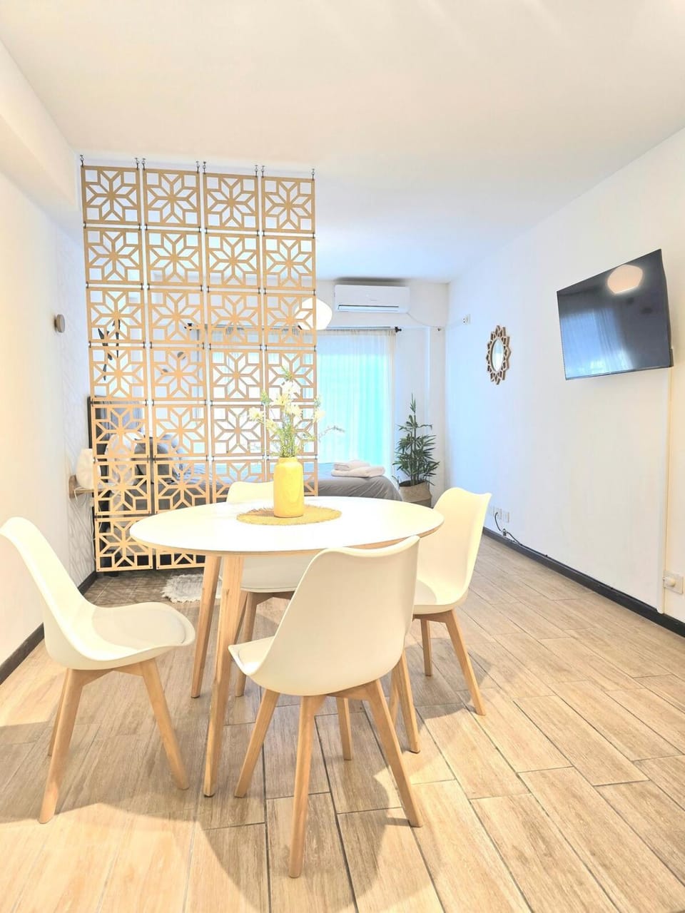 TV and multimedia, Seating area, Dining area