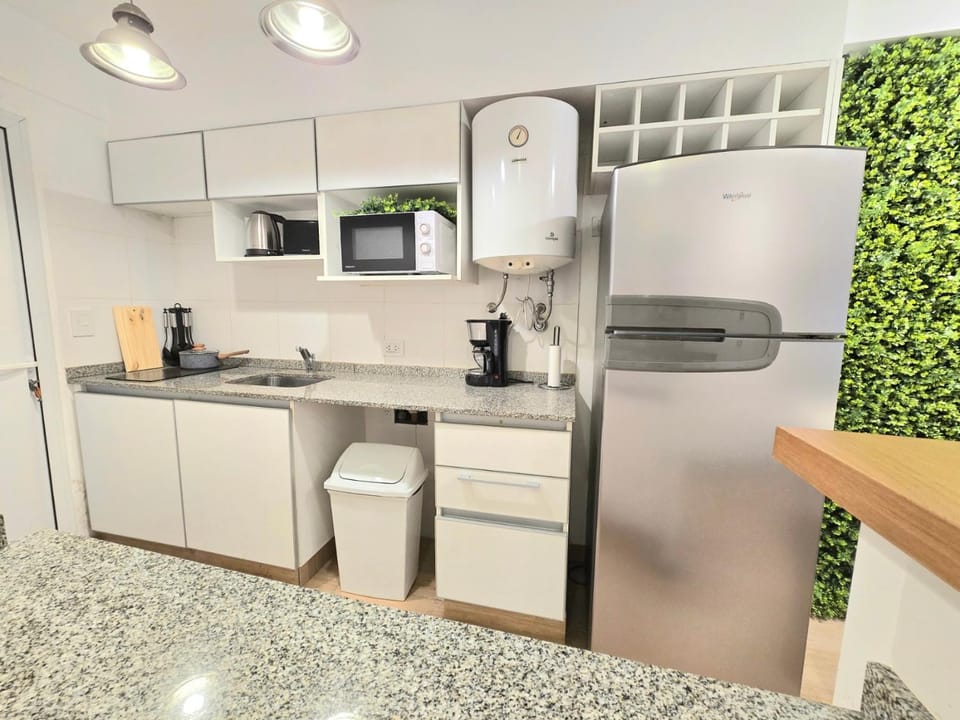 Coffee/tea facilities, Kitchen or kitchenette, Food and drinks, microwave, kitchen