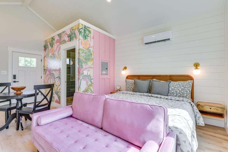 Designer Coastal Studio: Walk to Beach, Near 30A Apartment in Laguna Beach