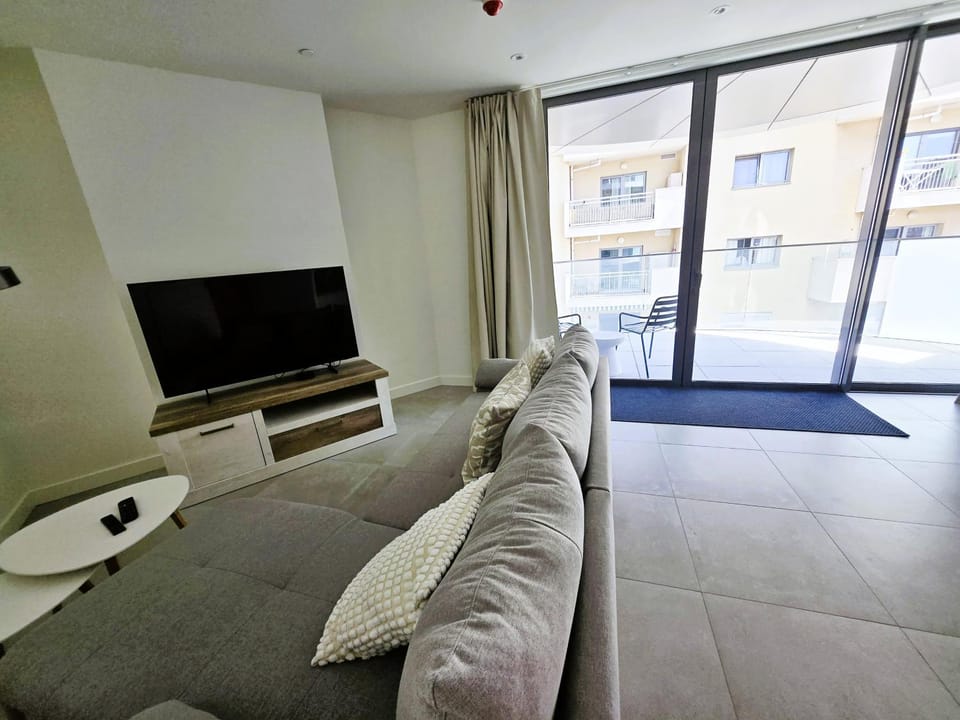 Brand New 1BR Pool & Jacuzzi On Site Parking Suite One Apartment in Gibraltar
