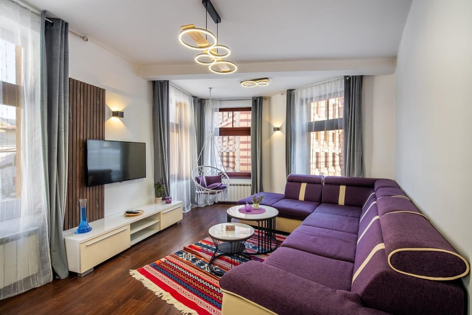 Property building, Communal lounge/ TV room, TV and multimedia, View (from property/room), Living room, Photo of the whole room, Evening entertainment, City view