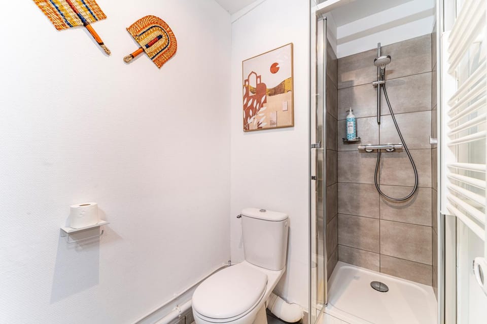 Shower, Toilet