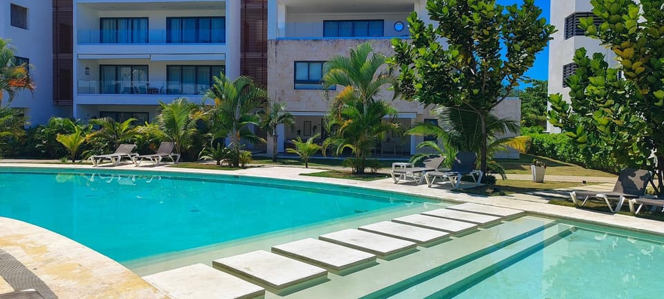 Property building, Day, Garden, Garden view, Pool view, Swimming pool, sunbed
