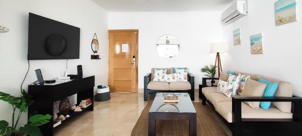 Communal lounge/ TV room, TV and multimedia, Living room, Seating area, air conditioner
