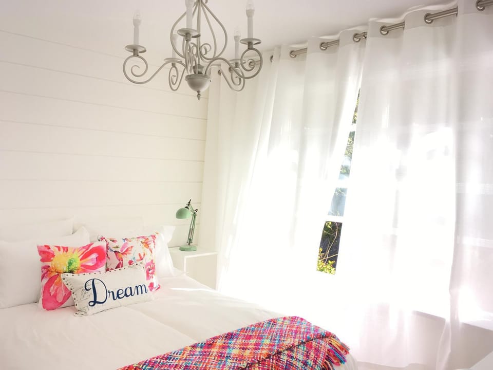 Bed, Day, Photo of the whole room, Decorative detail, Bedroom