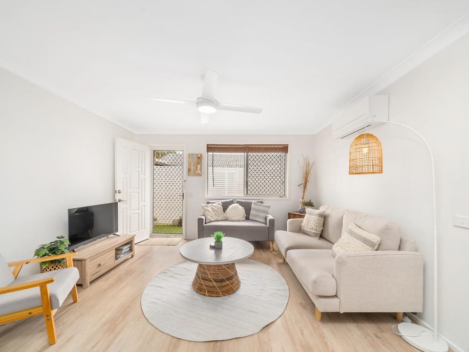 TV and multimedia, Seating area, air conditioner