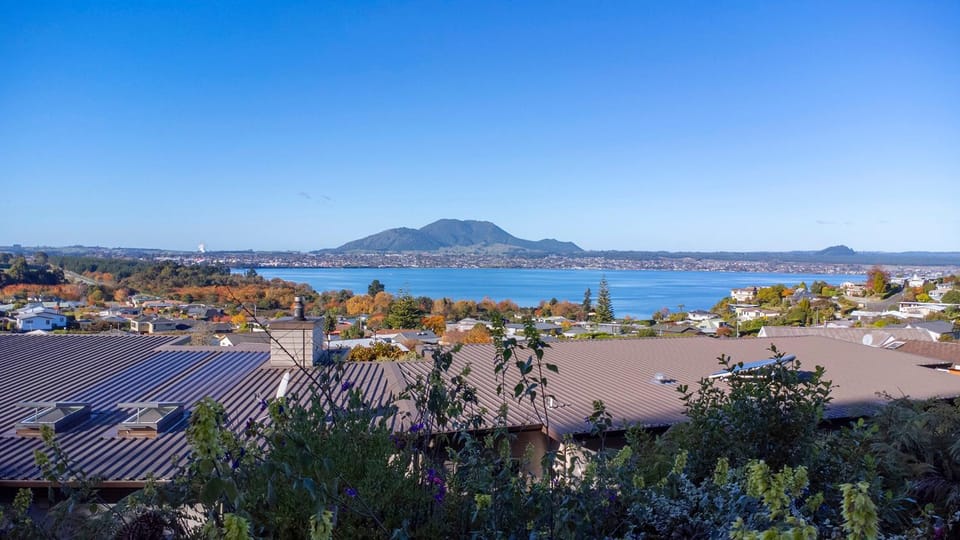 Beauty By The Bay Beautiful Lake views House in Taupo