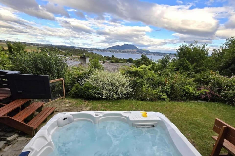 Beauty By The Bay Beautiful Lake views House in Taupo