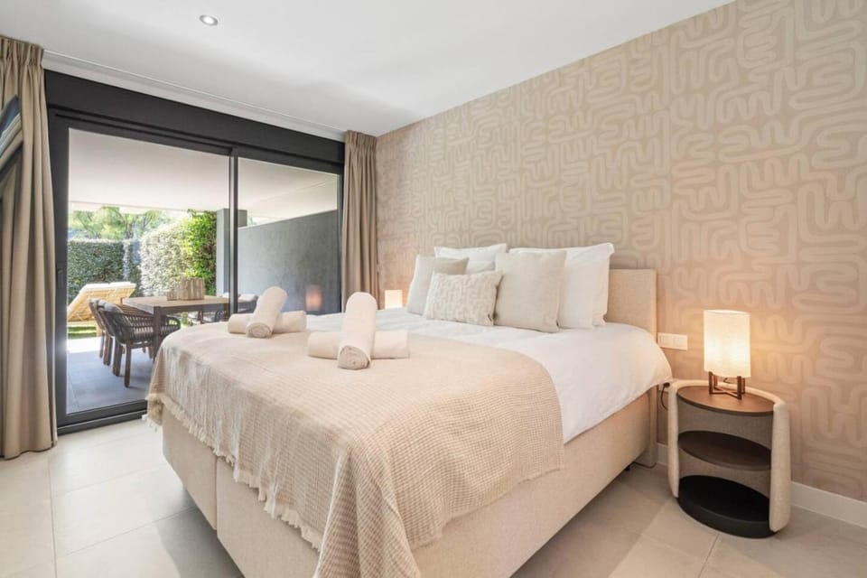 Bed, Bedroom, towels