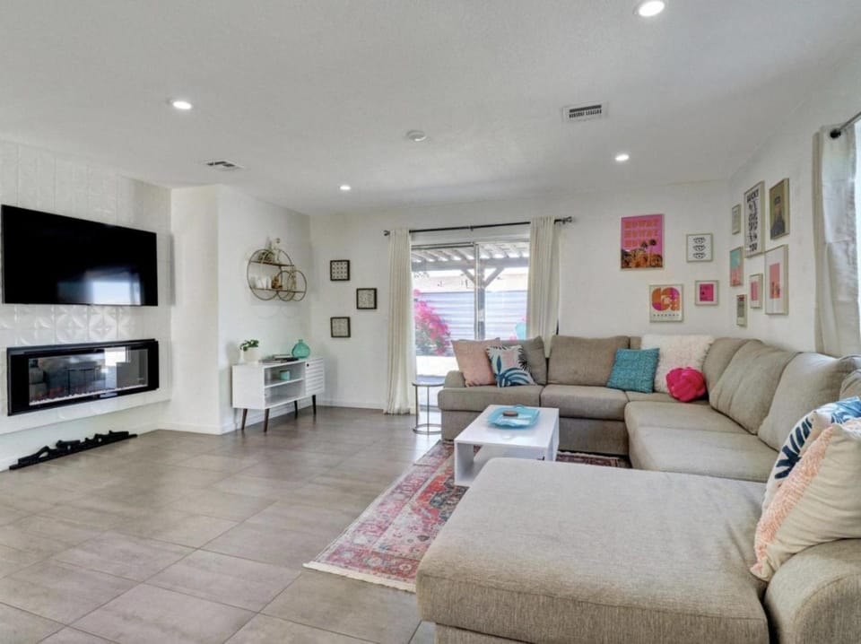 Dive into Desert Wonderland Pool, Spa, Fire Pit House in Palm Springs