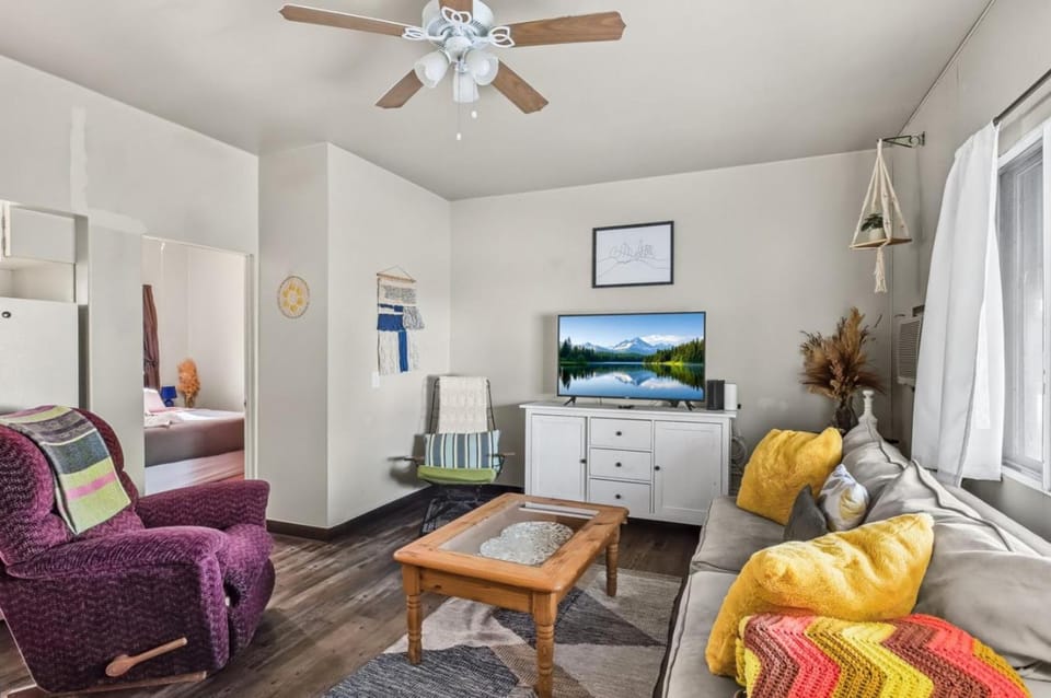 Cozy Boho Hideaway 1BR Retreat Smart TV Apartment in Great Falls