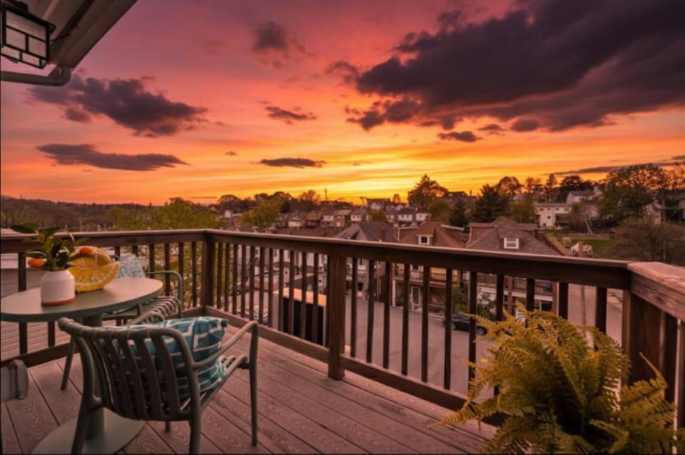 3BR Stylish Retreat, Minutes from Downtown Pittsburgh, Free 3-Car Parking House in Pittsburgh