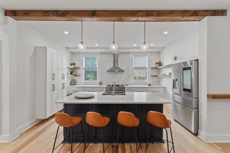 3BR Stylish Retreat, Minutes from Downtown Pittsburgh, Free 3-Car Parking House in Pittsburgh