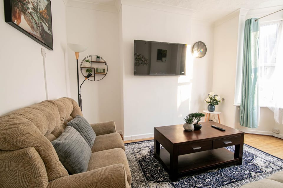 3 Bed Stylish & Spacious Home, Sleep up to 7ppl House in Portsmouth