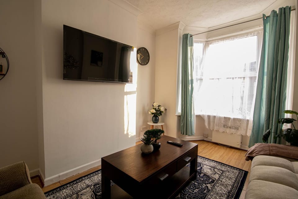 3 Bed Stylish & Spacious Home, Sleep up to 7ppl House in Portsmouth