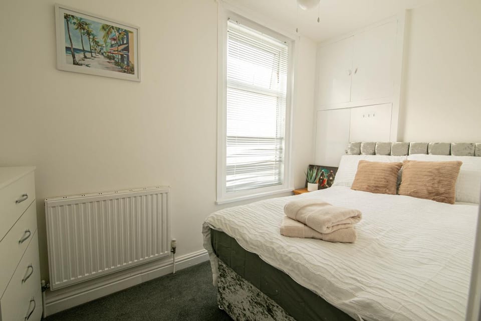 3 Bed Stylish & Spacious Home, Sleep up to 7ppl House in Portsmouth