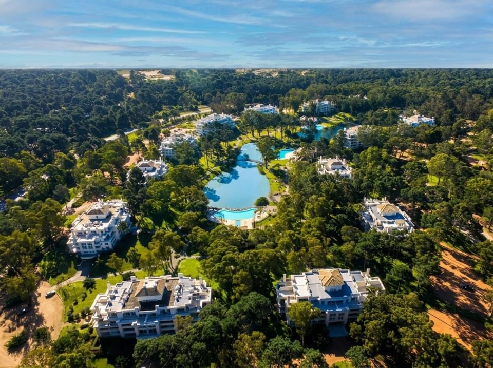 Property building, Nearby landmark, Day, Natural landscape, Bird's eye view, City view, Lake view, Pool view, River view, Swimming pool