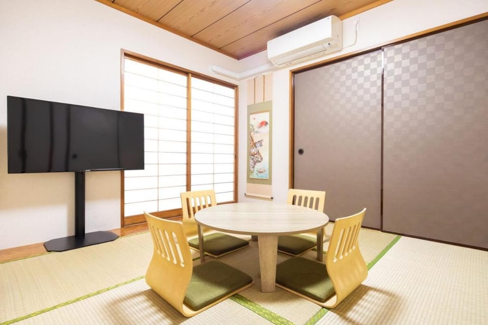 TV and multimedia, Seating area, air conditioner