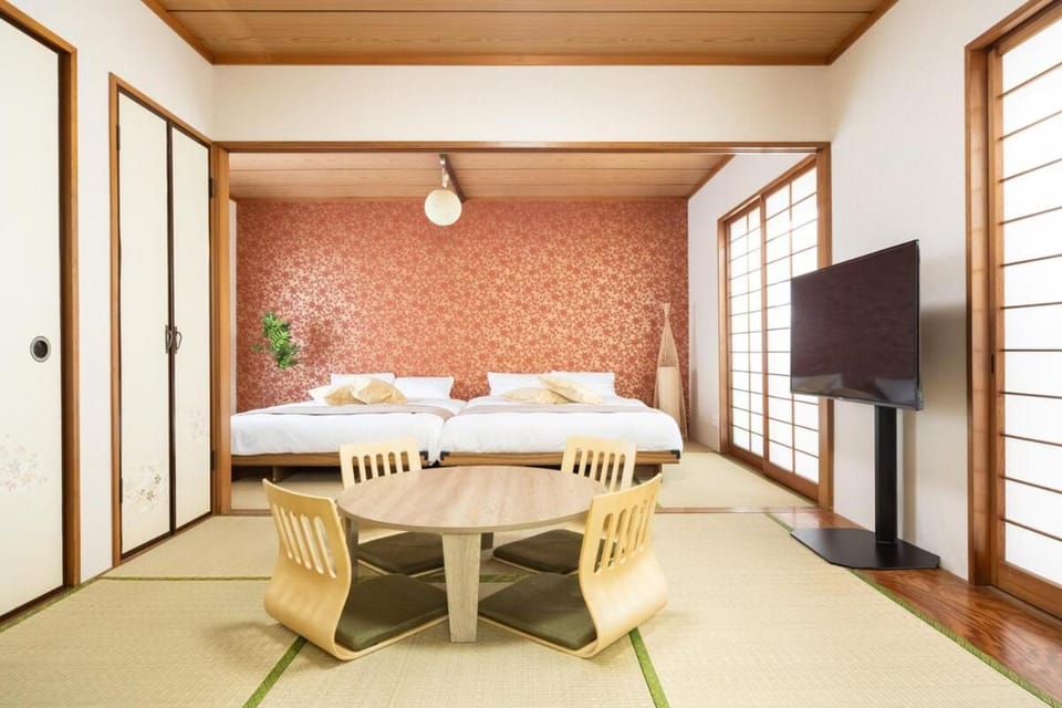 Bed, TV and multimedia, Photo of the whole room, Seating area, Bedroom